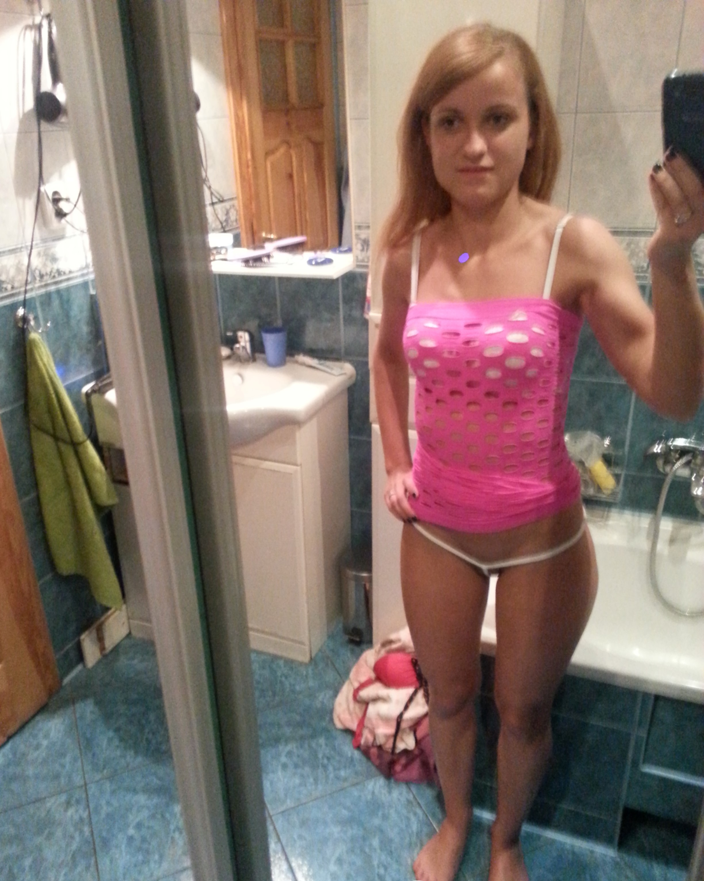 Seductive amateur knows how to flash her tits