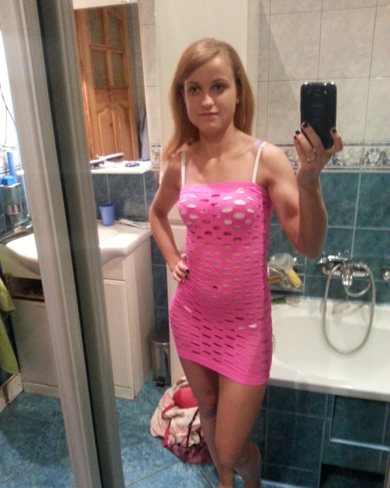 Seductive amateur knows how to flash her tits