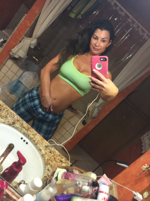 Mature woman poses naked and gets fucked