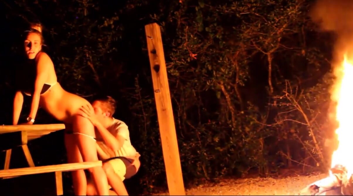 Amateurkoppel maakt seks buiten bij het kampvuur