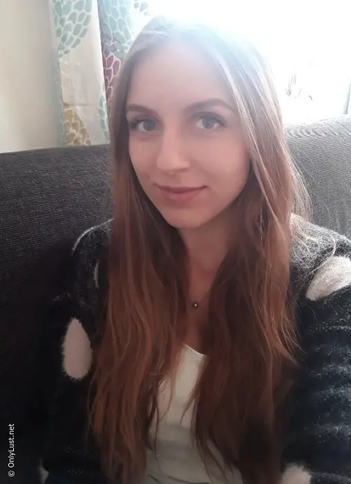 Amateur busty C@rina spreading