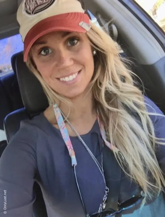 MILF with huge tits taking Selfies