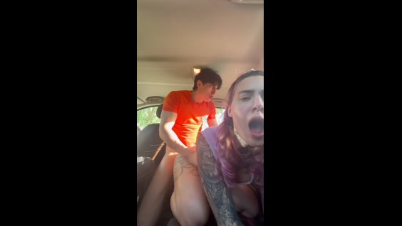 2 girls and 1 dick in one car