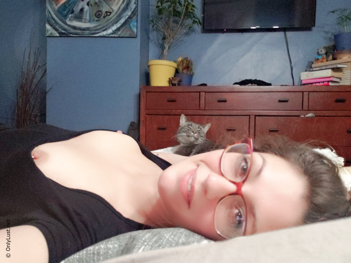 Gamer girl takes pictures at home, showing her body and pussy