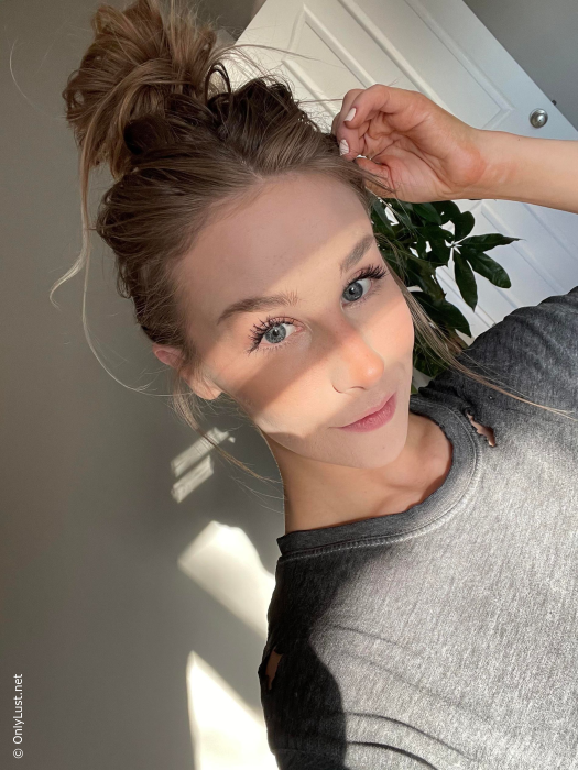 Gorgeous woman shows close-up pussy and ass