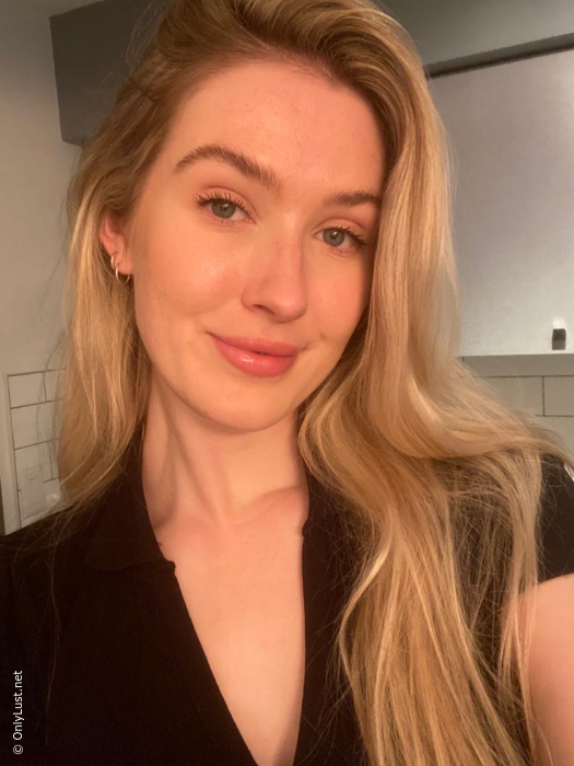 Cute blonde with a sexy body showed her pussy