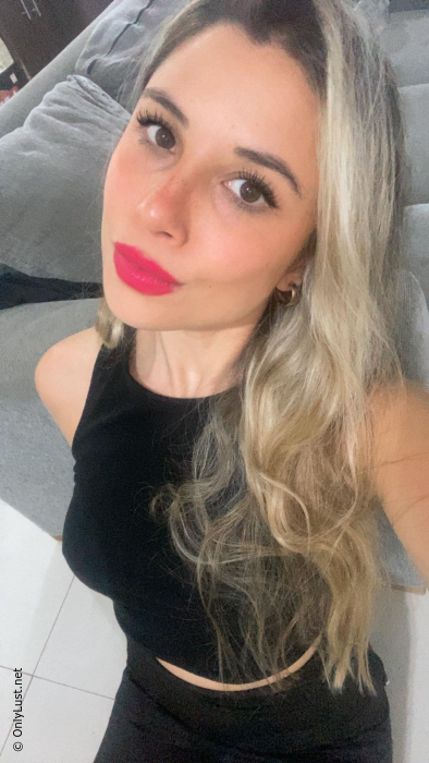 She showed off her young body and her lips and her pussy