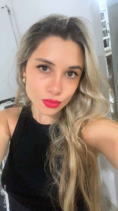 She showed off her young body and her lips and her pussy