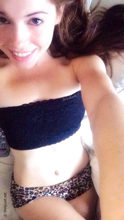 Hot Jewdank Babe Shows Off Her Perky Tits and Perfect Ass in Explicit Photoshoot