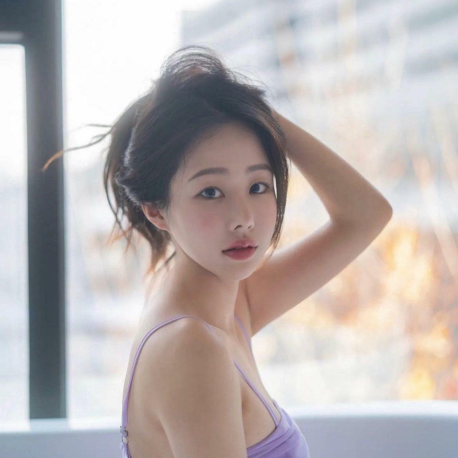 drop an emoji if you would date a petite Asian girl like me c;