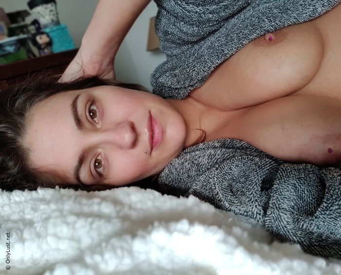 Attractive woman with glasses shows tits