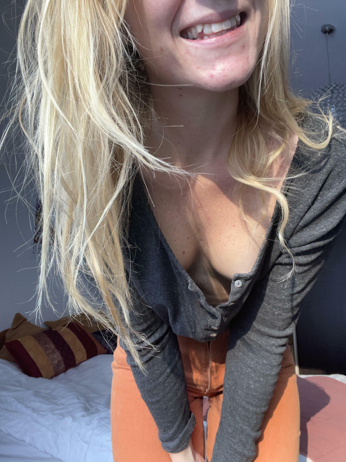 Small tits can also do downblouse