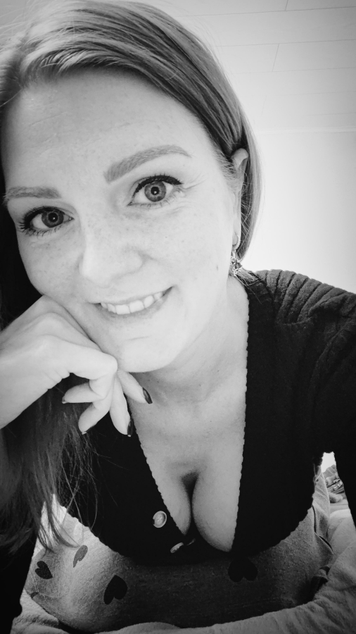 Can you appreciate a black and white down blouse photo?