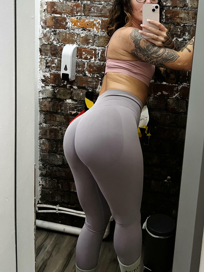 This gym bathroom is so ugly. But you shouldn’t be looking there ?