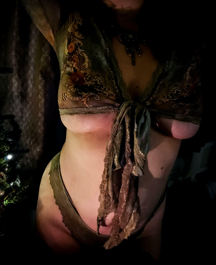 Some underboob in the cutest top