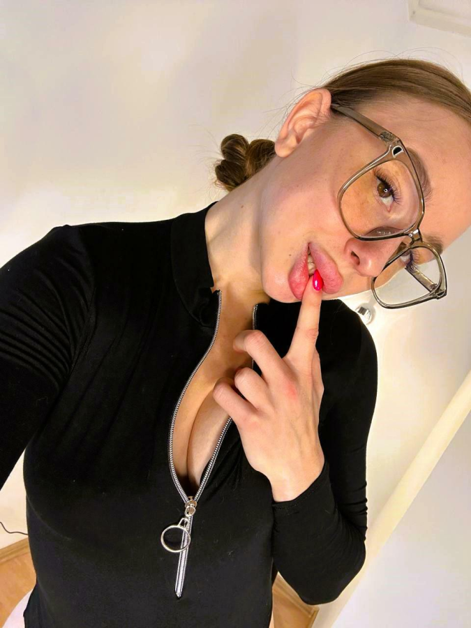 Cleavage of the nerd girl