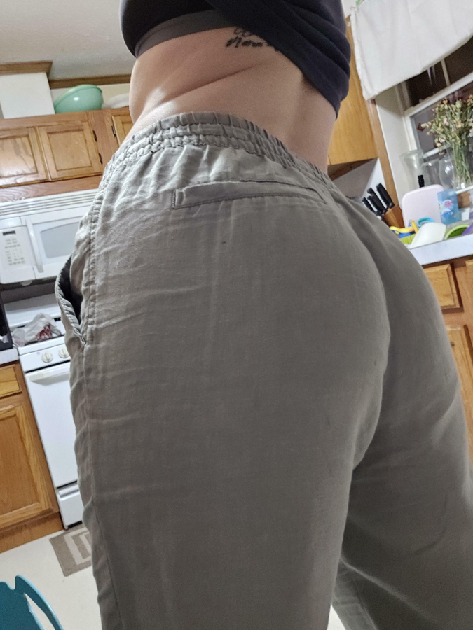 Love how these pants hug my little peach just right, but I think they would look better off, right?