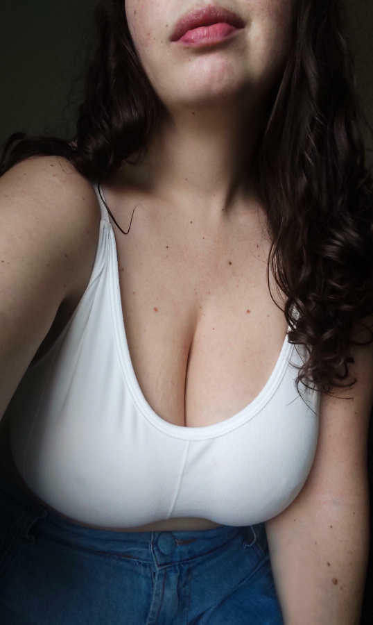 in love with my new top, it has good cleavage