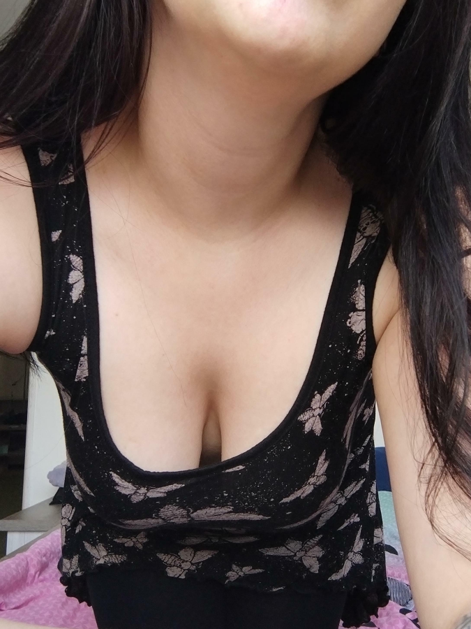I wear a scar on my left side, but I still want to show my downblouse :)