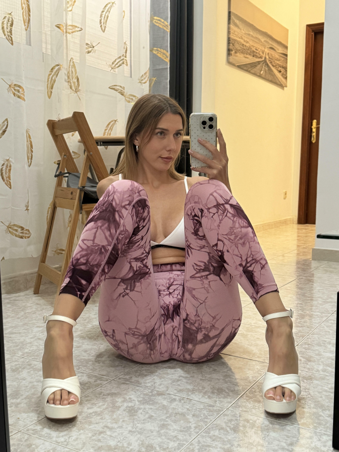 If you’d see me in this gym like this, would you think I’m hot? F18