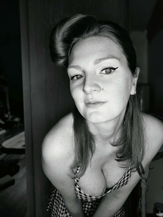 Rocking my vintage Glam as a pin-up gal??