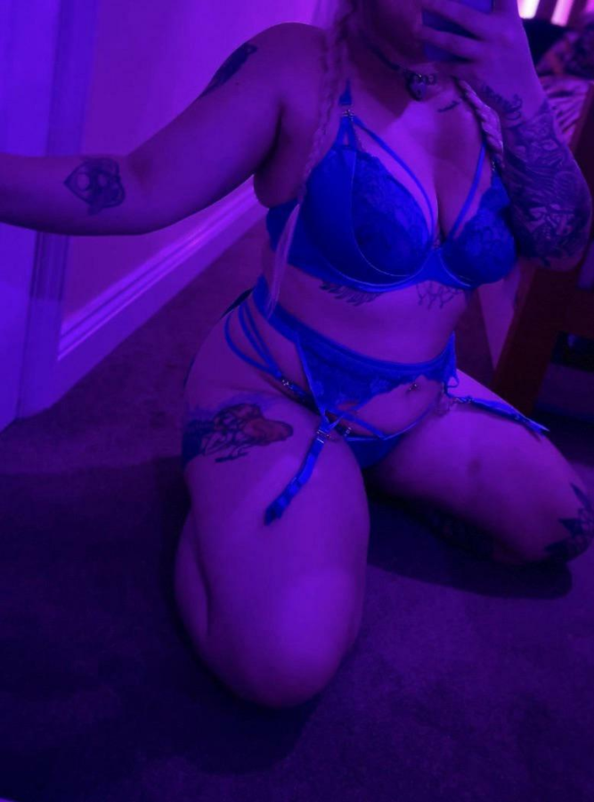 Cutie in blue hoping her boyfriend doesn’t find out