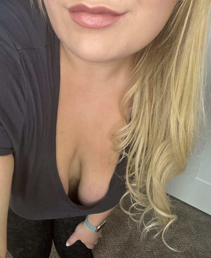 Just a basic tee with a lil downblouse today